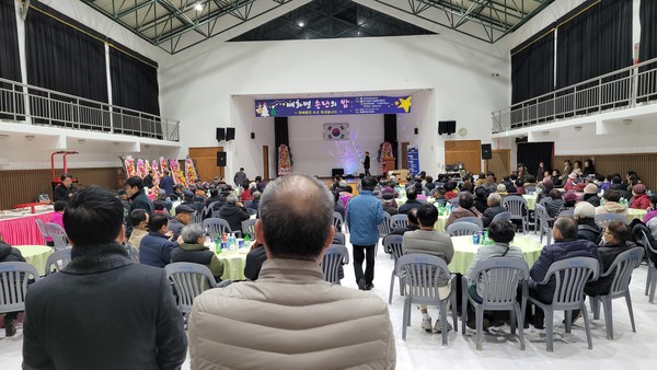    매화면 송년의밤 행사가 27일 매화중학교 강당에서 지역주민 등이 참석한 가운데 개최했다